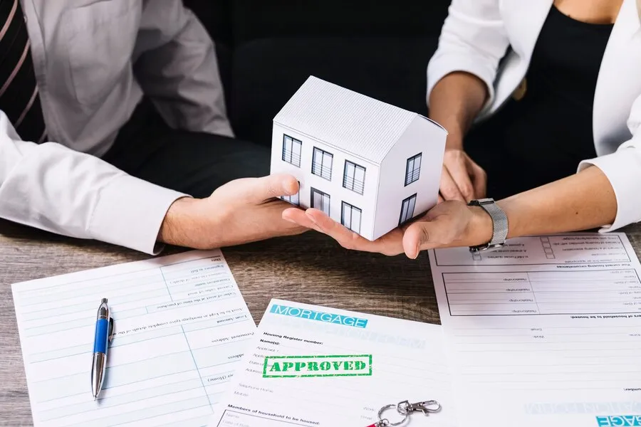 realtor-making-deal-with-customer-office