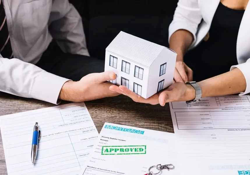 realtor-making-deal-with-customer-office realtor-making-deal-with-customer-office